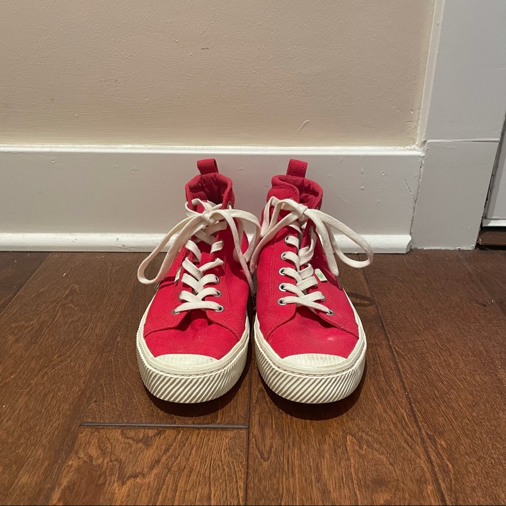 Red Cariuma Sneakers - 8.5